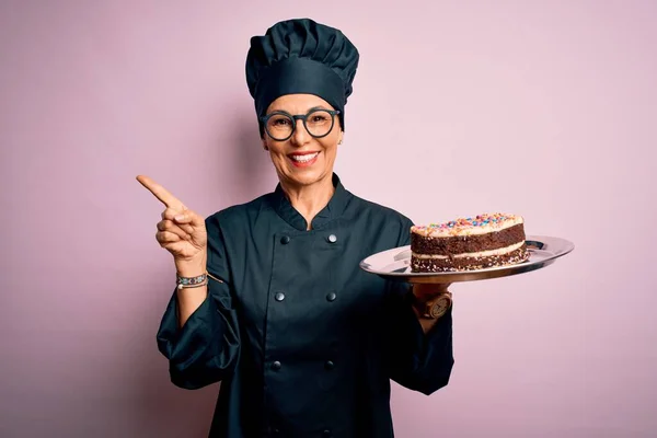 Bäckerfrau Mittleren Alters Kochuniform Und Hut Tablett Mit Leckerem Kuchen — Stockfoto