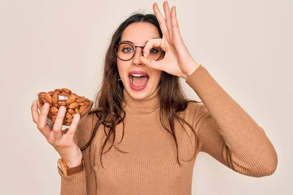 Vacker Kvinna Med Blå Ögon Hålla Skål Med Friska Mandel — Stockfoto