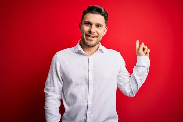 Joven Hombre Negocios Con Ojos Azules Con Elegante Camisa Pie —  Fotos de Stock