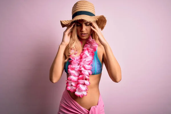 Joven Hermosa Mujer Rubia Vacaciones Con Bikini Sombrero Con Flores —  Fotos de Stock