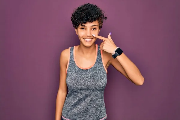年轻美丽的非洲裔美国女运动员穿着运动服做运动 手指手画脚 面带微笑 美的概念 — 图库照片