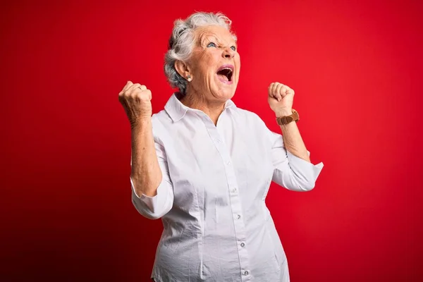 Senior Hermosa Mujer Con Camisa Elegante Pie Sobre Fondo Rojo — Foto de Stock