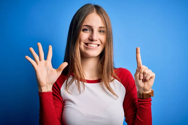 Jonge Mooie Roodharige Vrouw Draagt Casual Shirt Geïsoleerde Blauwe Achtergrond — Stockfoto