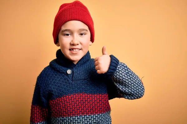 Niño Pequeño Niño Con Gorra Lana Suéter Invierno Sobre Fondo —  Fotos de Stock