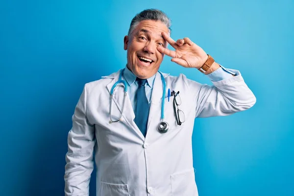 Średniego Wieku Przystojny Siwowłosy Lekarz Płaszczu Niebieskim Stetoskopie Robi Symbol — Zdjęcie stockowe