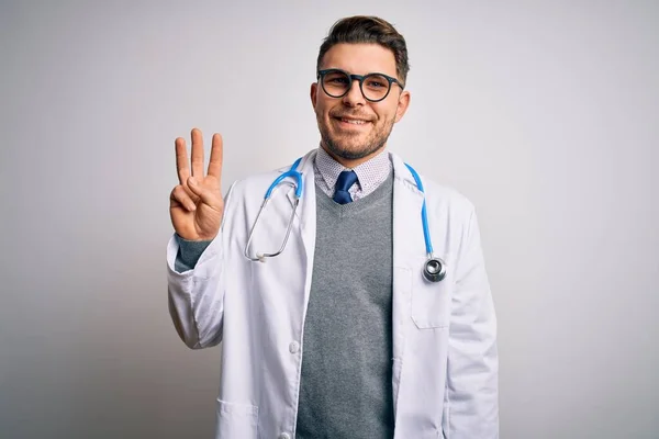 Junger Arzt Mit Blauen Augen Arztkittel Und Stethoskop Vor Isoliertem — Stockfoto