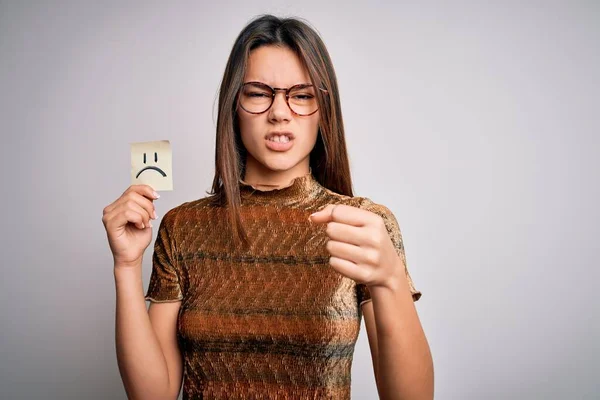 Menina Bonita Jovem Segurando Lembrete Com Emoção Triste Emoji Rosto — Fotografia de Stock