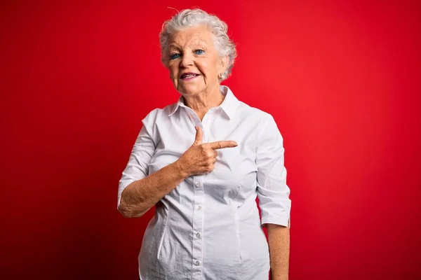 Senior Mooie Vrouw Dragen Elegante Shirt Staan Geïsoleerde Rode Achtergrond — Stockfoto