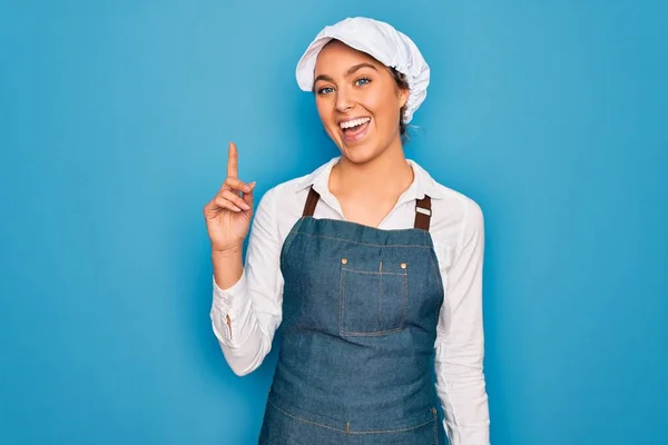 Mavi Gözlü Önlüklü Şapkalı Güzel Sarışın Fırıncı Kadın Başarılı Bir — Stok fotoğraf