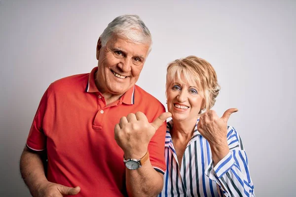 Senior Bella Coppia Piedi Insieme Oltre Isolato Sfondo Bianco Indicando — Foto Stock