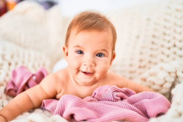 Bebê Adorável Deitado Sobre Cobertor Sofá Sorrindo Feliz Casa Recém — Fotografia de Stock