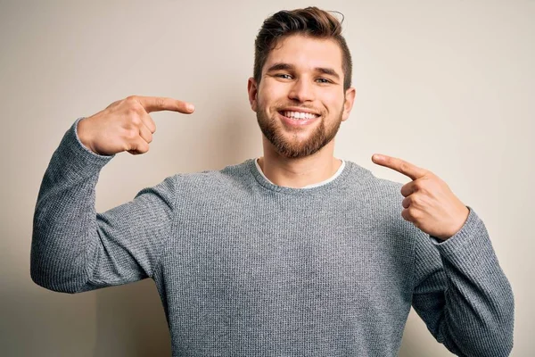 Joven Hombre Rubio Guapo Con Barba Ojos Azules Usando Suéter — Foto de Stock