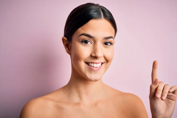 Menina Bonita Jovem Sobre Fundo Rosa Isolado Surpreso Com Uma — Fotografia de Stock