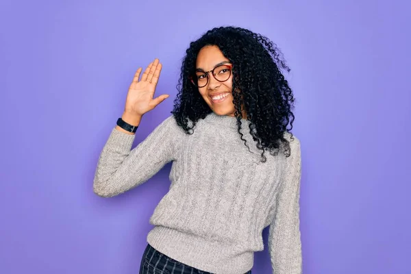 Jonge Afrikaans Amerikaanse Vrouw Draagt Casual Trui Bril Paarse Achtergrond — Stockfoto