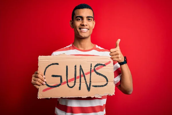 Genç Yakışıklı Afro Amerikalı Adam Elinde Yasak Silahlarla Bayrak Tutuyor — Stok fotoğraf