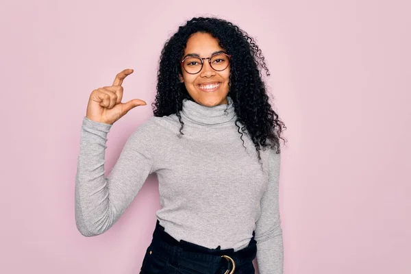 Jonge Afro Amerikaanse Vrouw Draagt Coltrui Bril Roze Achtergrond Glimlachend — Stockfoto