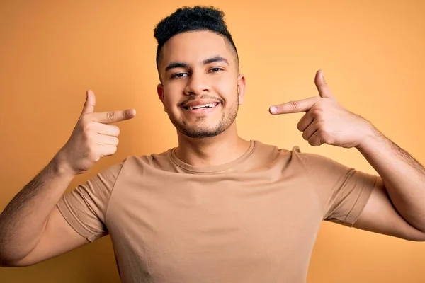 Jonge Knappe Man Met Casual Shirt Geïsoleerde Gele Achtergrond Glimlachend — Stockfoto