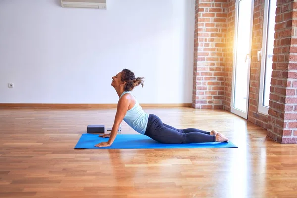 Orta Yaşlı Güzel Sporcu Minderde Mutlu Gülümsüyor Yoga Çalışıyorum Spor — Stok fotoğraf