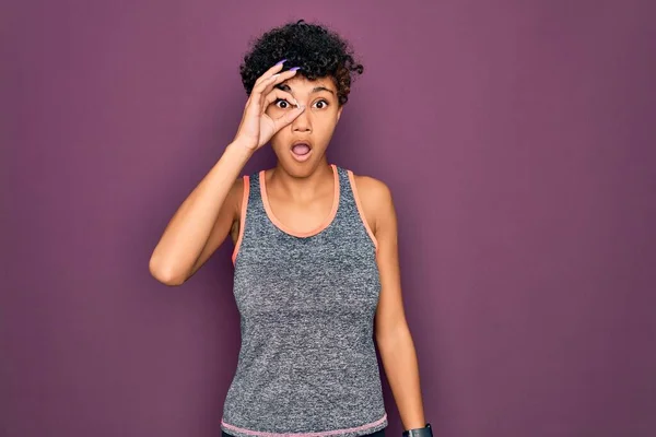 Jovem Bela Afro Americana Africana Esportista Fazendo Exercício Vestindo Sportswear — Fotografia de Stock