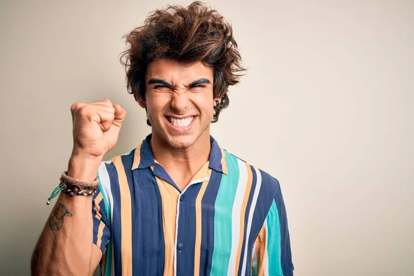 Jeune Homme Vacances Portant Chemise Colorée Été Debout Sur Fond — Photo