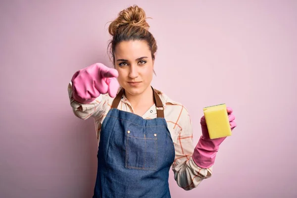 Όμορφη Ξανθιά Καθαρίστρια Κάνει Δουλειές Του Σπιτιού Φορώντας Arpon Και — Φωτογραφία Αρχείου