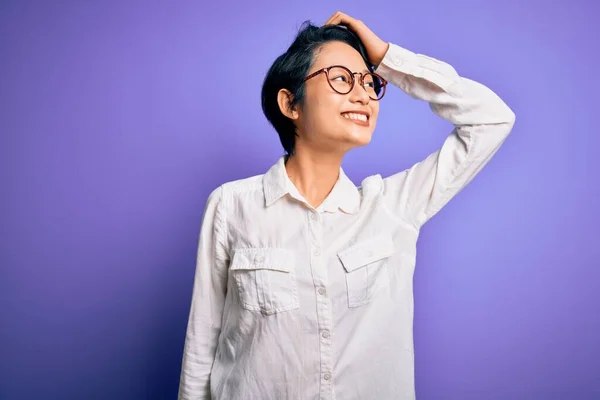 Ung Vacker Asiatisk Flicka Bär Casual Skjorta Och Glasögon Står — Stockfoto