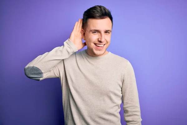 Ein Junger Gutaussehender Kaukasischer Mann Lässigem Pullover Vor Violettem Hintergrund — Stockfoto