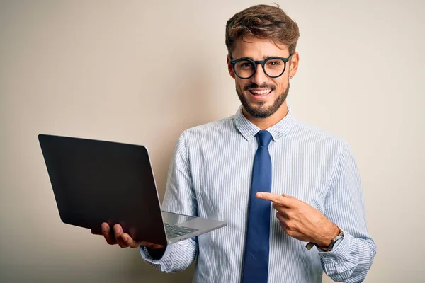 Joven Hombre Negocios Con Gafas Trabajo Utilizando Portátil Pie Sobre —  Fotos de Stock