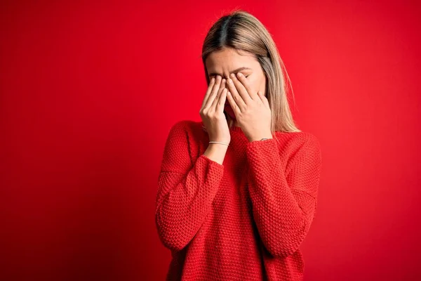 바탕에 스웨터 아름다운 금발의 가피로 표정으로 비비고 — 스톡 사진