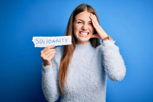 Joven Mujer Pelirroja Hermosa Sosteniendo Papel Con Mensaje Solidaridad Sobre —  Fotos de Stock