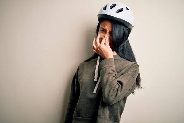 Wanita Cina Cantik Yang Mengenakan Helm Bersepeda Atas Latar Belakang — Stok Foto