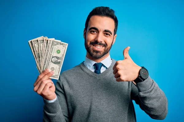 턱수염을 잘생긴 남자가 위에서 지폐를 웃으면서 행복해 손가락으로 엄지를 맞대고 — 스톡 사진