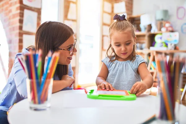 Niña Caucásica Jugando Aprendiendo Playschool Con Maestra Madre Hija Sala —  Fotos de Stock