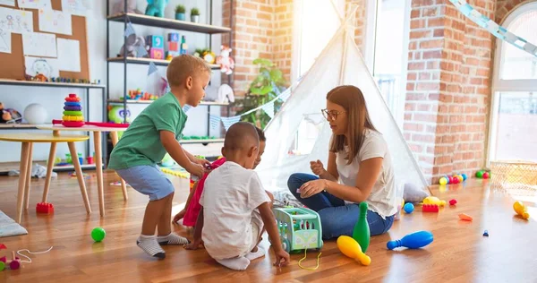 Junge Schöne Lehrerin Und Kleinkinder Spielen Kindergarten Mit Viel Spielzeug — Stockfoto