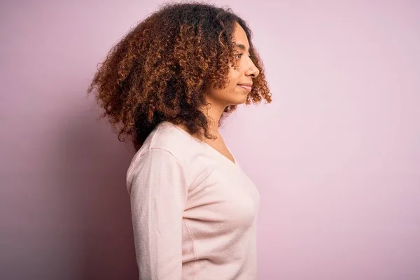 Młoda Afroamerykanka Afro Włosy Noszące Swobodny Sweter Różowym Tle Patrząc — Zdjęcie stockowe