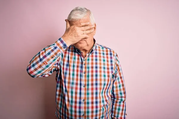 Hombre Guapo Sensual Con Camisa Colorida Casual Sobre Fondo Rosa — Foto de Stock