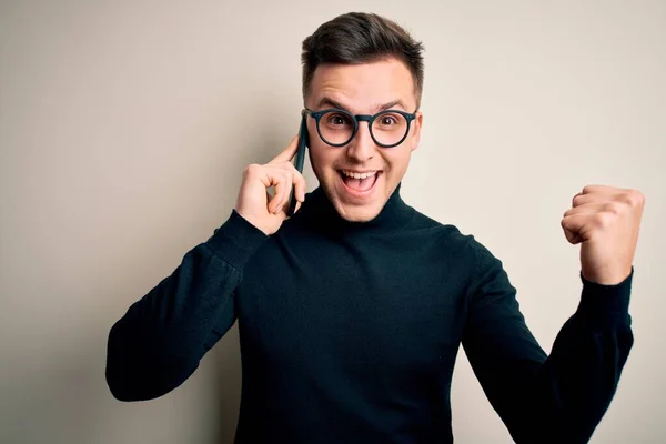 Young Handsome Caucasian Man Having Conversation Talking Smartphone Screaming Proud — Stock Photo, Image