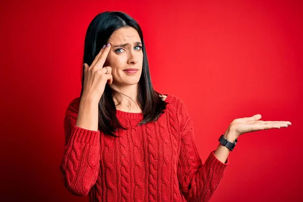 Mujer Morena Joven Con Ojos Azules Que Usa Suéter Casual — Foto de Stock