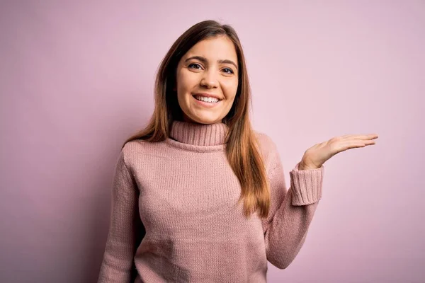 Schöne Junge Frau Trägt Rollkragenpullover Über Rosa Isolierten Hintergrund Lächelnd — Stockfoto