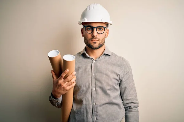 Jovem Arquiteto Homem Vestindo Capacete Empreiteiro Segurando Plano Papel Projeto — Fotografia de Stock