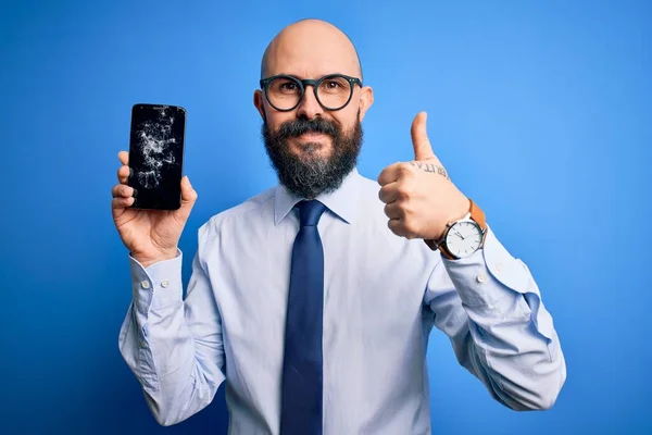 Bonito Homem Negócios Careca Com Barba Segurando Smartphone Quebrado Mostrando — Fotografia de Stock