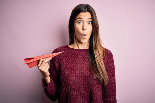 Joven Chica Hermosa Sosteniendo Avión Papel Pie Sobre Fondo Rosa —  Fotos de Stock