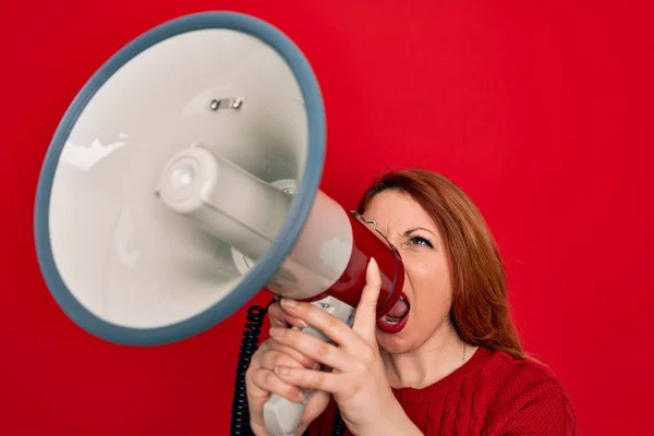 Jeune Belle Rousse Haut Parleur Femme Criant Communiquer Utilisant Mégaphone — Photo