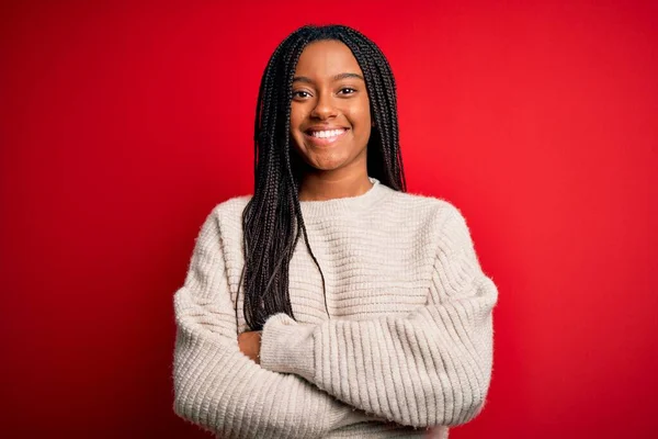 Ung Afrikansk Amerikansk Kvinna Bär Casual Vinter Tröja Över Röd — Stockfoto