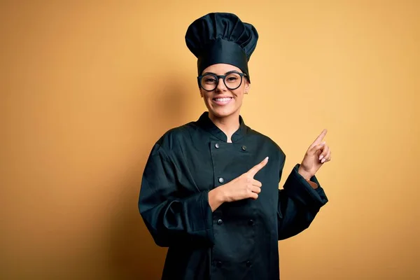 Jovem Bela Mulher Chef Morena Vestindo Uniforme Fogão Chapéu Sobre — Fotografia de Stock