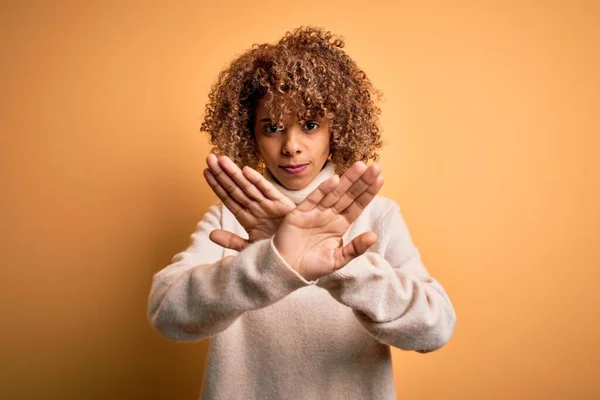 Giovane Bella Donna Afro Americana Indossa Maglione Collo Alto Sfondo — Foto Stock