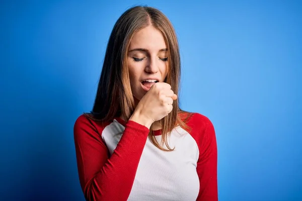 Mujer Pelirroja Hermosa Joven Que Usa Una Camiseta Casual Sobre — Foto de Stock