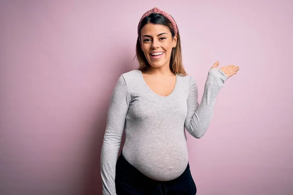 Jong Mooi Brunette Vrouw Zwanger Verwachten Baby Geïsoleerde Roze Achtergrond — Stockfoto