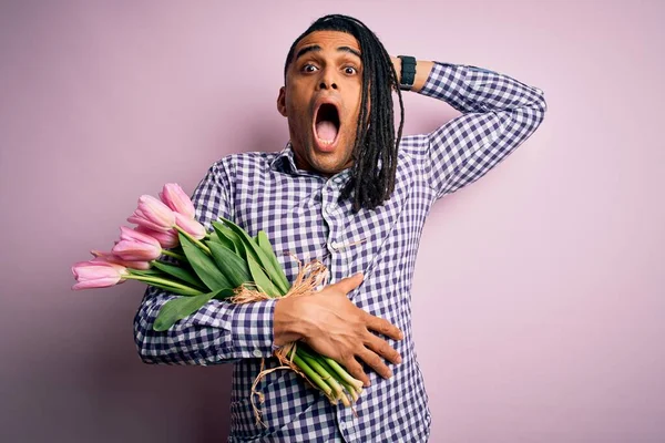 Fiatal Afro Amerikai Romantikus Férfi Raszta Tartásával Csokor Rózsaszín Tulipán — Stock Fotó