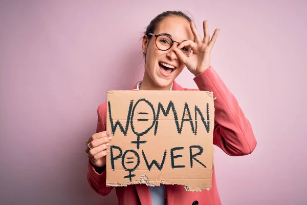 Jovem Bela Ativista Mulher Pedindo Direitos Das Mulheres Segurando Banner — Fotografia de Stock